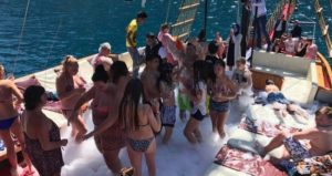 Pirate Boat Trip icmeler
