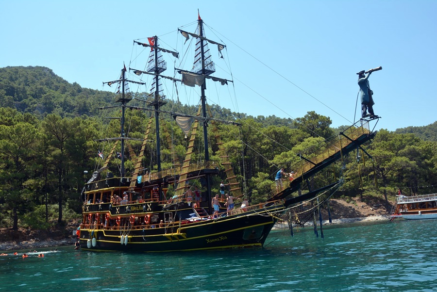 Pirate Boat Trip icmeler