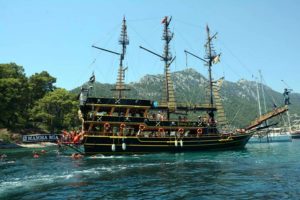 Pirate Boat Trip icmeler