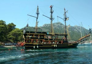 Pirate Boat Trip icmeler